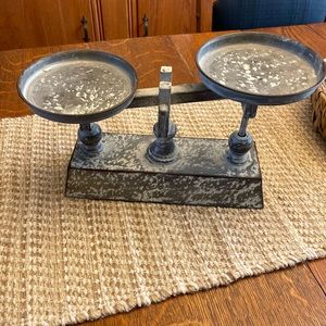 Farmhouse balance scale